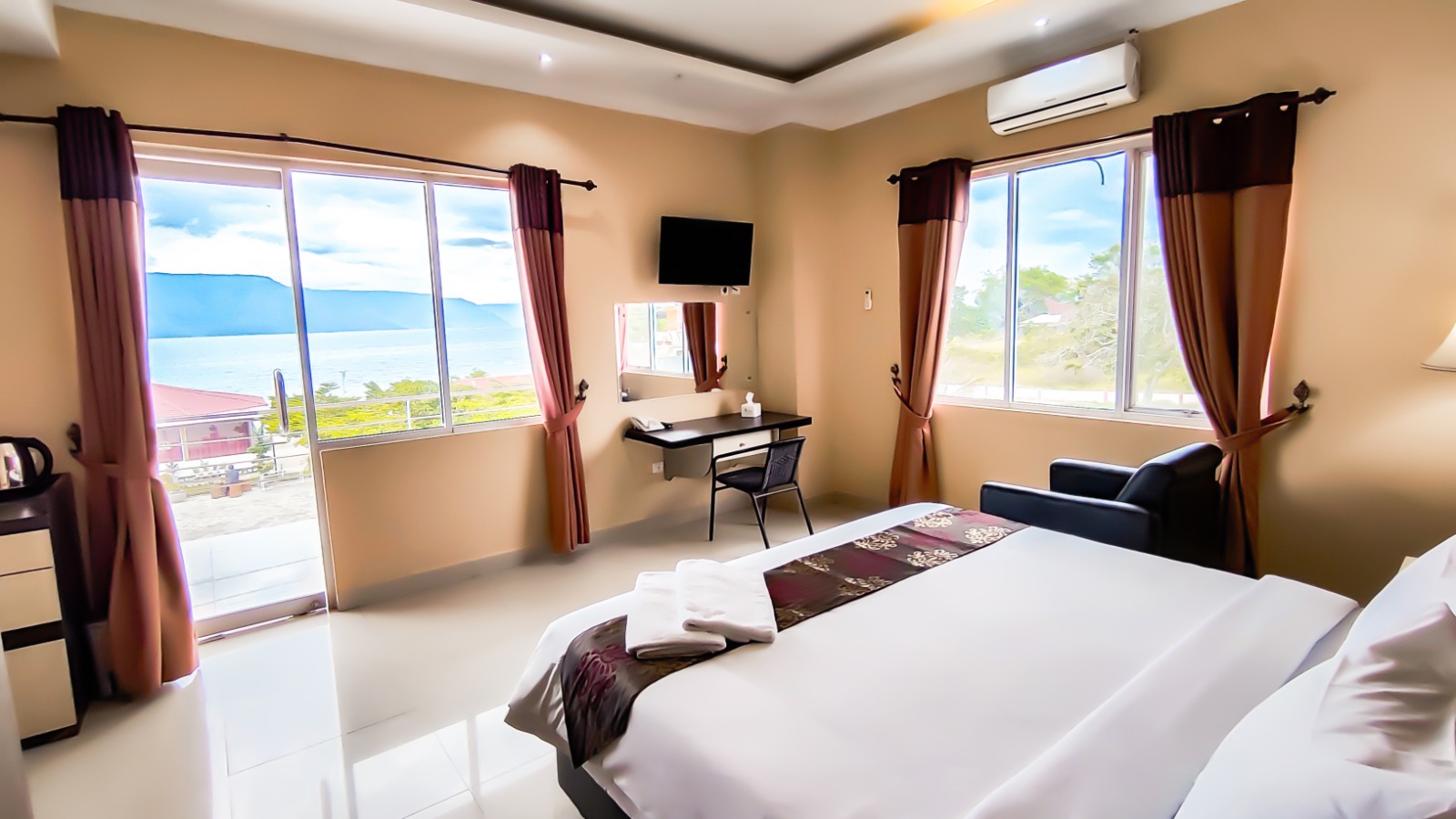 Deluxe Balcony Lake View