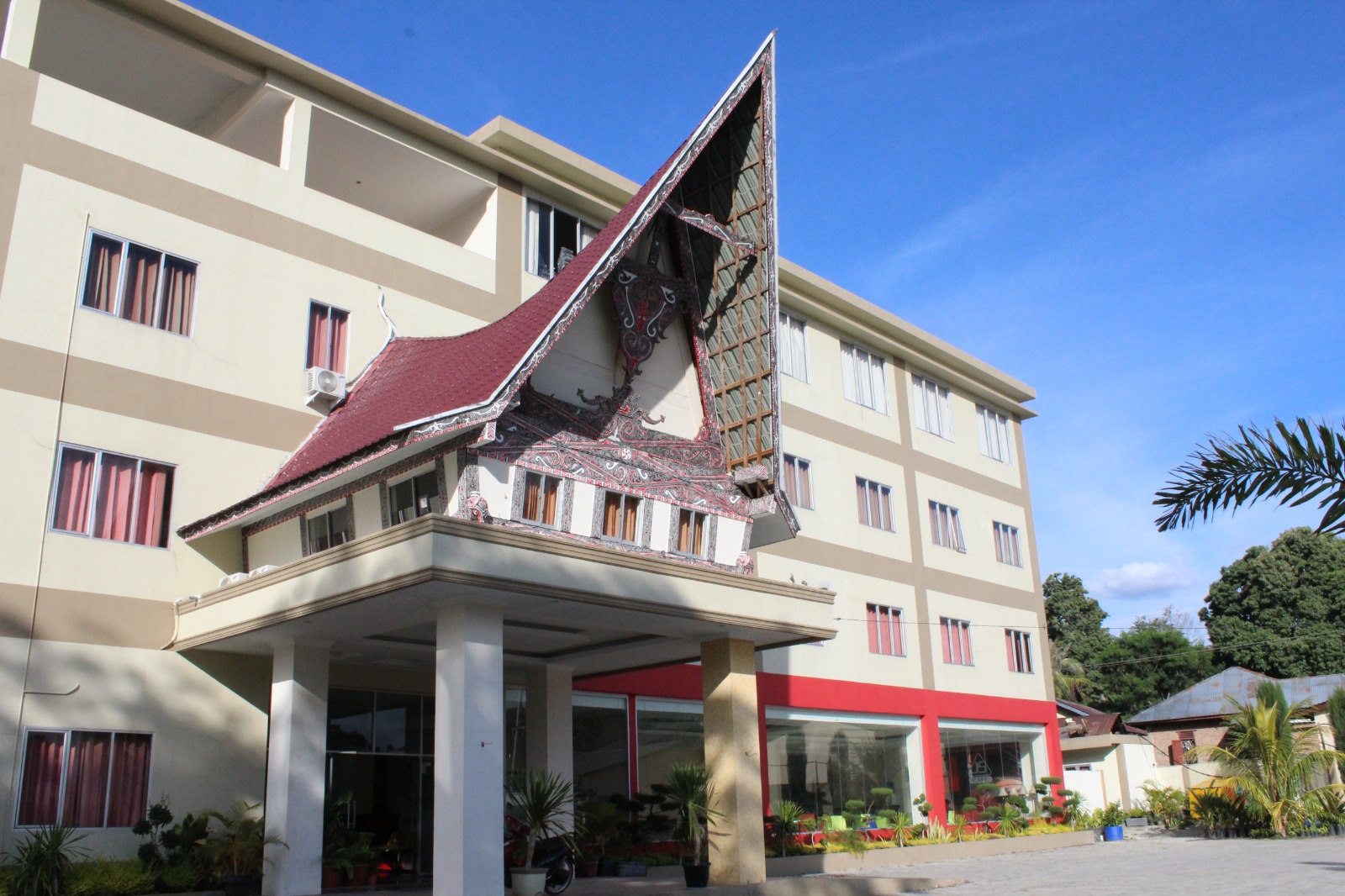 Gedung JTS Hotel Berarsitektur Batak