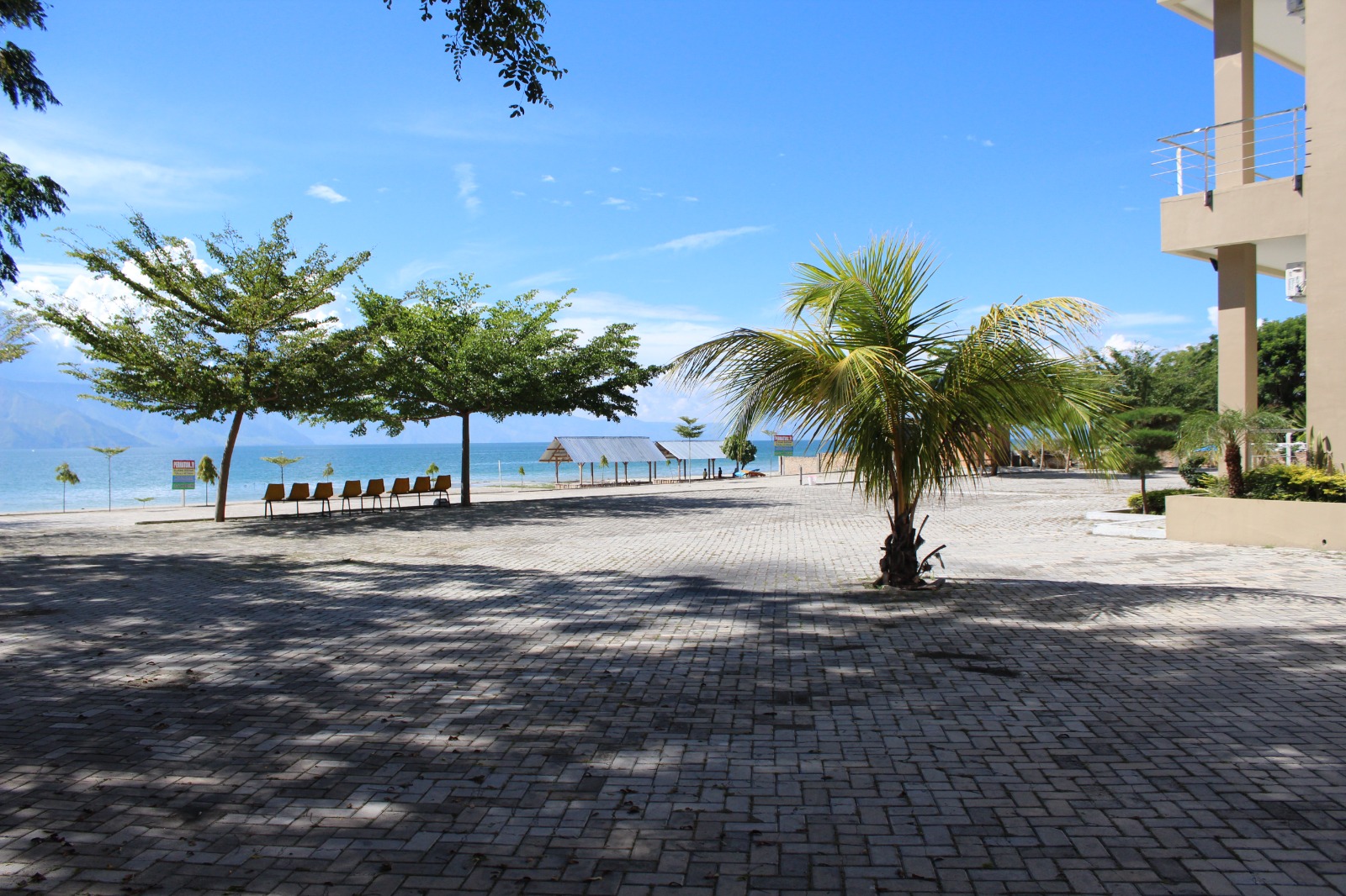 Pantai Pasir Putih & Gazebo Tepi Danau